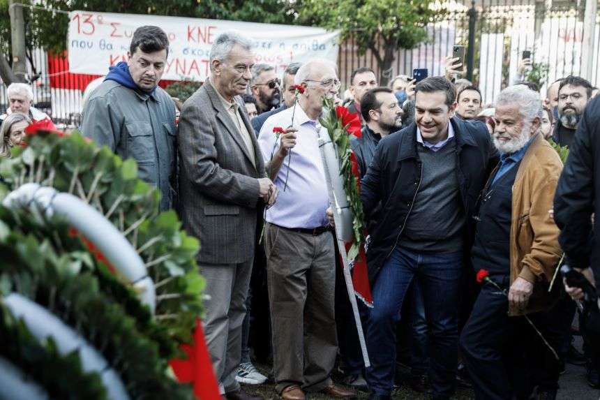 Στεφάνι για την 49η επέτειο από την Εξέγερση του Πολυτεχνείου κατέθεσε ο Πρόεδρος του ΣΥΡΙΖΑ - ΠΣ Αλέξης Τσίπρας συνοδευόμενος από αντιπροσωπεία του κόμματος