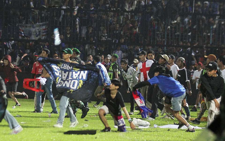 Ινδονησία: 174 νεκροί σε αιματηρά επεισόδια σε αγώνα ποδοσφαίρου-4